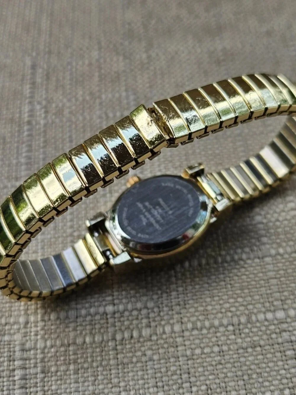Women Wristwatch Fashion Gold Tone Quartz Analog Stretchable Metal Band Watch